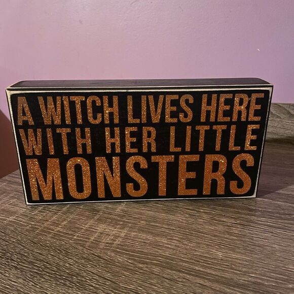🆕 A Witch Lives Here W/Her Little Monsters Stand Alone Wooden Sign Orange & Blk - Picture 1 of 5